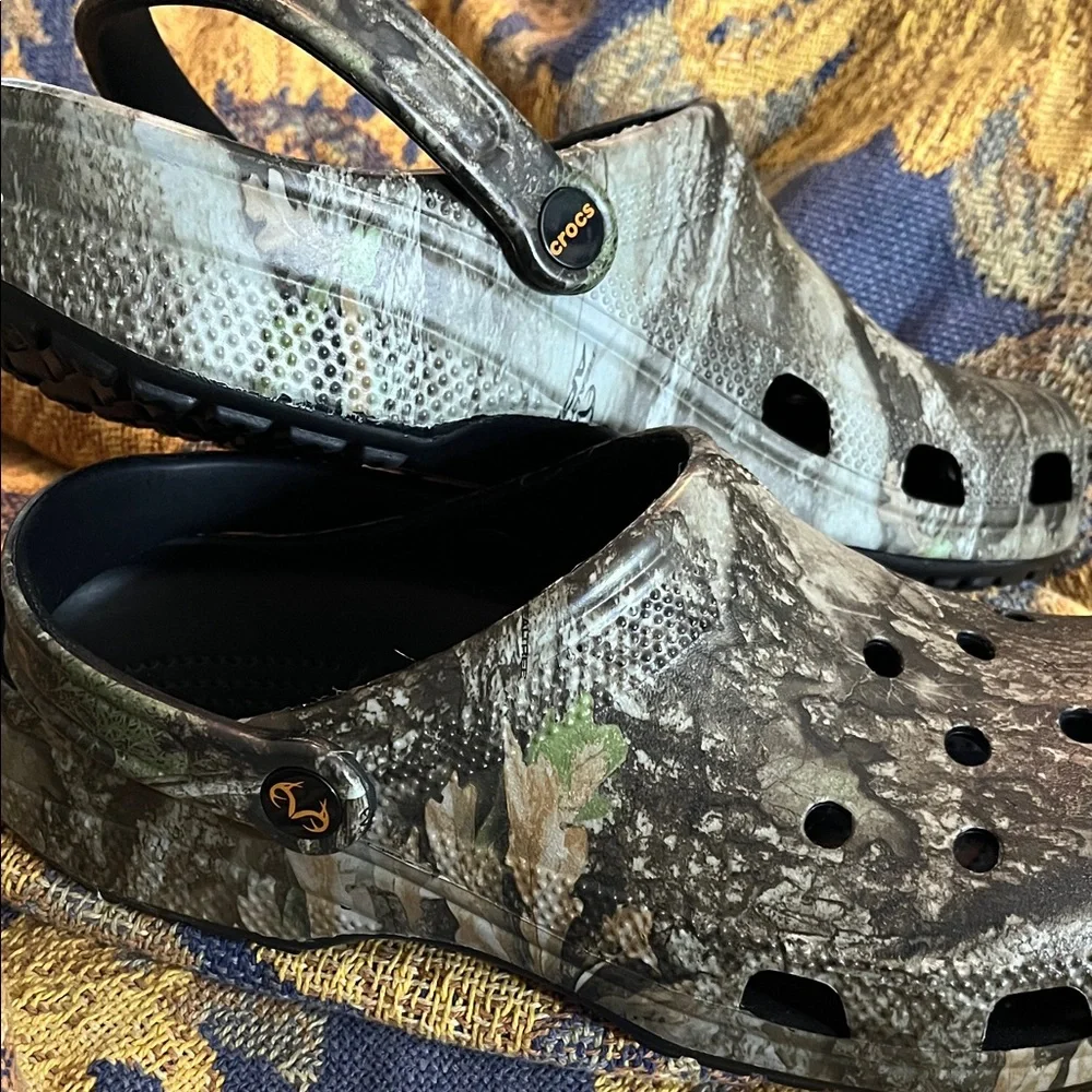 RealTree Mossy Oak CROCS Slip-On Clog in Green and Brown - Picture 2 of 6